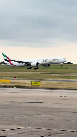 🇦🇪 @Emirates  B777 300 #fyp #aviation #emirates