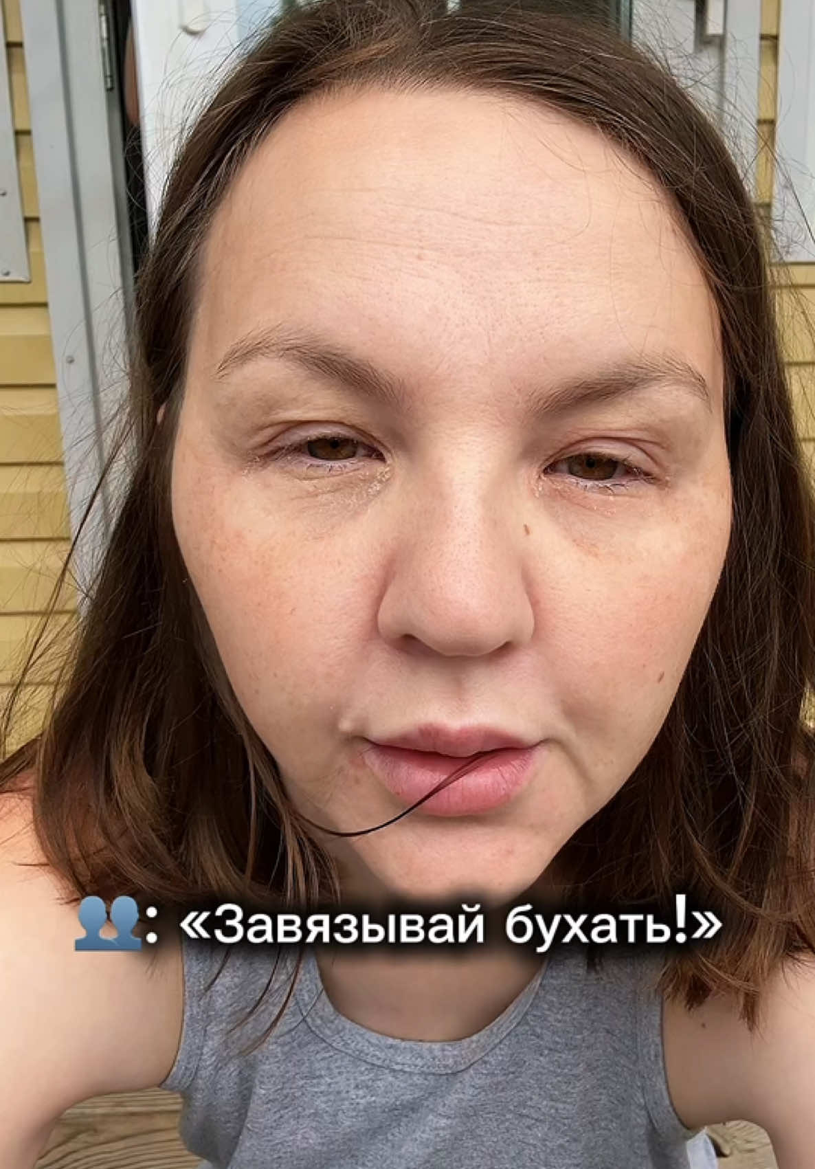 Добухалась? Нет 😅 Я 12 лет в декрете и не пью вообще, от слова «совсем». Я Даша. После рождения 4 детей в 35 хочу выглядеть на 20 ✨ Да, по утрам у меня реально отёк 👀 Нимфы-то просыпаются красивыми, а я — с глазами-щелочками. Добавим к этому слезоточивость и хроническое воспаление — вот и идеальный кадр 😅 Осенью жду операцию под общим наркозом (страшно, откладываю, ведь никогда не ложилась «под нож»). Зато я уже: ✔️ Вылечила все зубы и поставила брекеты ✔️ Несколько раз сходила к косметологу ✔️ Делаю 10 000 шагов каждый день ✔️ Суббота — сдача анализов, а со следующей недели стартую с нутрициологом. Блог веду 5 месяцев — и это только начало пути 💪 Спасибо вам за поддержку! ❤️ А как у вас с отёками по утрам? Тоже «добухались» бессонными ночами? 😅