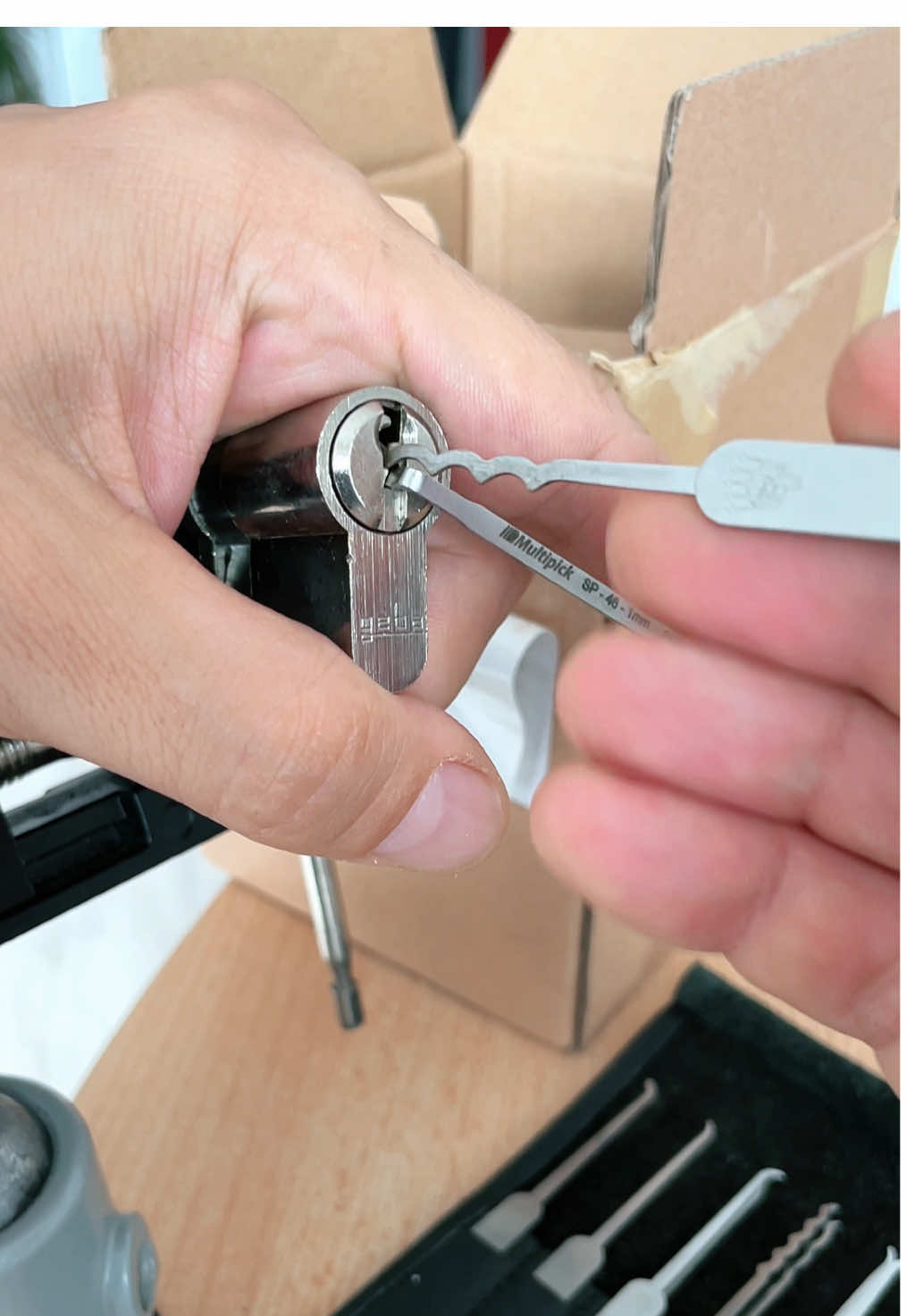 Testing the break-in resistance of yet another ISEO cylinder lock. This is just ridiculous 🤣 #lockpicking #ingenieria #locksmithtools 