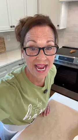 Miss Annie makes Apple Pie Crescent Bites! #missannieshomeandkitchen #applepie #crescentrolls #dessert #desserts 
