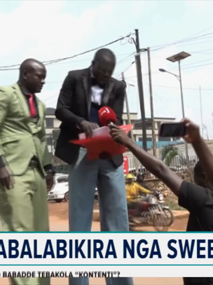 VIDEO: Wabaddewo katemba atali musasulire, n’ebyentambula  n’ebisanyalala okumala akaseera ebweru w’ekitebe ky’akakiiko k’ebyokulonda, abaserikale abakuumawo,  bwebabadde baziyiza Abdul Katongole omu ku bazze okuggyayo empapula ez’okuvuganya ku bwapulezidenti. #NBSAmasengejje #NBSAmasengejje