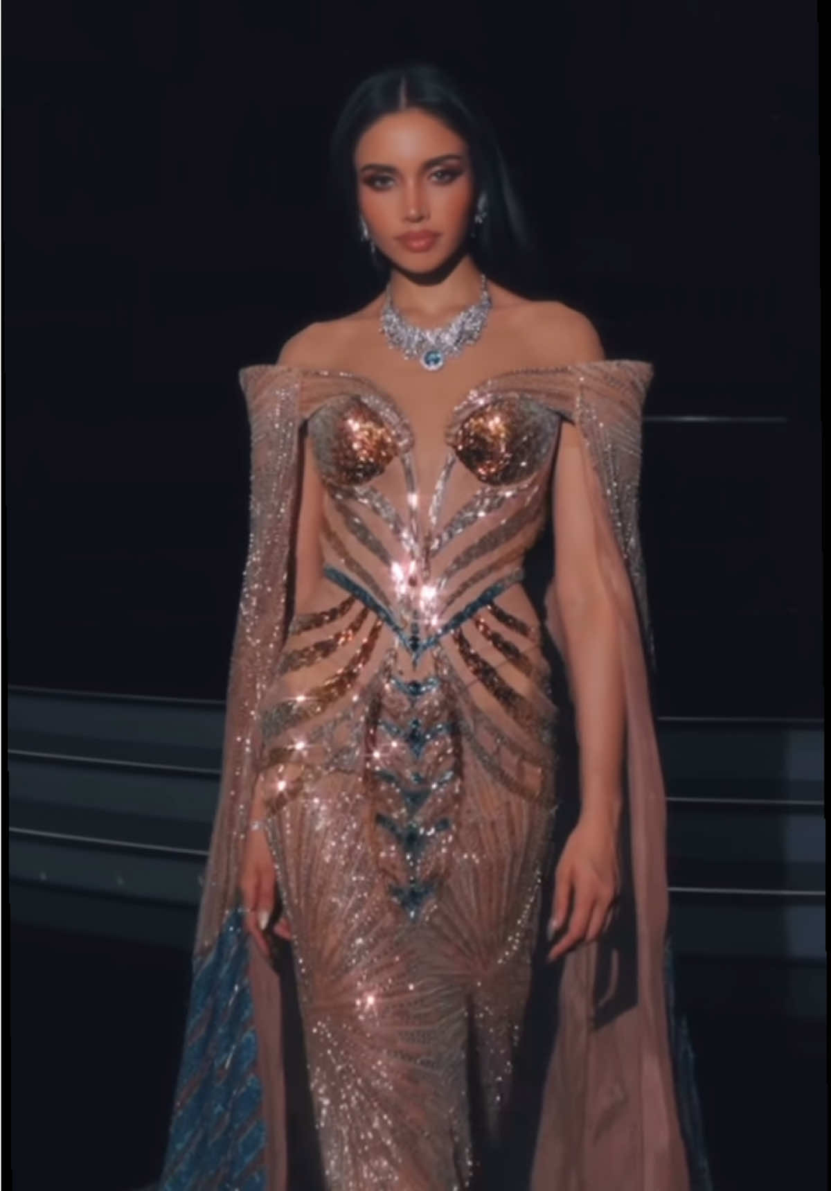 Esto no es un solo vestido es un SEÑOR VESTIDO 😍 #VeenaPraveenar vestida como el sol, radiante y majestuosa #MissUniverse #Thailand 2025