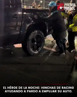 😂👏🇦🇷 Cosas de la bendita Copa Libertadores 🚬  Luego de la clasificación de Racing a cuartos de Libertadores, Franco Pardo, defensor del cuadro argentino y héroe de la noche con el 3-1 sobre Peñarol al 90+4', tuvo problemas para hacer arrancar su camioneta. Ante esto, un grupo de hinchas de la Academia ayudaron a su héroe a empujar el vehículo para hacerlo andar🚬 #racing #argentina #copalibertadores #chile #futbol⚽️ 