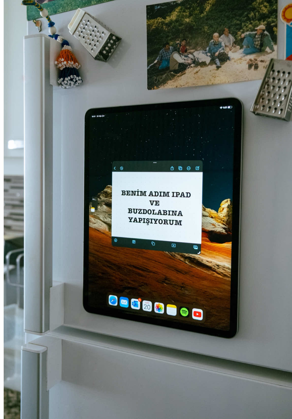 İşte internete bunun için para ödüyorum!🤝🏻📱 Mutfakta işe yarayan tüm tricklere aşığım! Tiktok Üniversitesinden yeni bi bilgi daha öğrendim👍🏻 Ipad buzdolabı kapağına tak diye yapışıyormuş. Denerken kontrollü hareket etmeyi unutmayıın!🫶🏻 #ipad #ipadtricks #ipadfridge #tiktok #tricks   