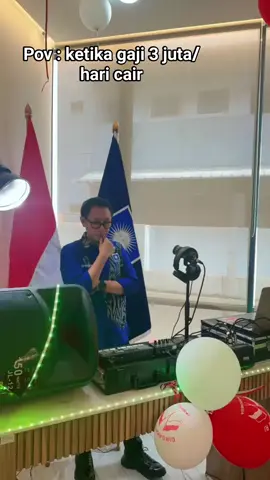 Anggota DPR dari Partai Amanat Nasional [PAN] Eko Patrio diduga membalas video viral tentang video joged-joged di gedung DPR/MPR Jakarta pada beberapa waktu lalu. la membuat unggahan di akun sosial media pribadinya dengan keterangan, 