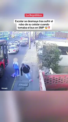 Escolar se desmaya tras sufrir el  robo de su celular cuando tomaba  el bus en San Martín de Porres 😨‼️ #larepublica #sanmartindeporres #escolar #bus #caquetá #lima #indignante #PNP #noticias 