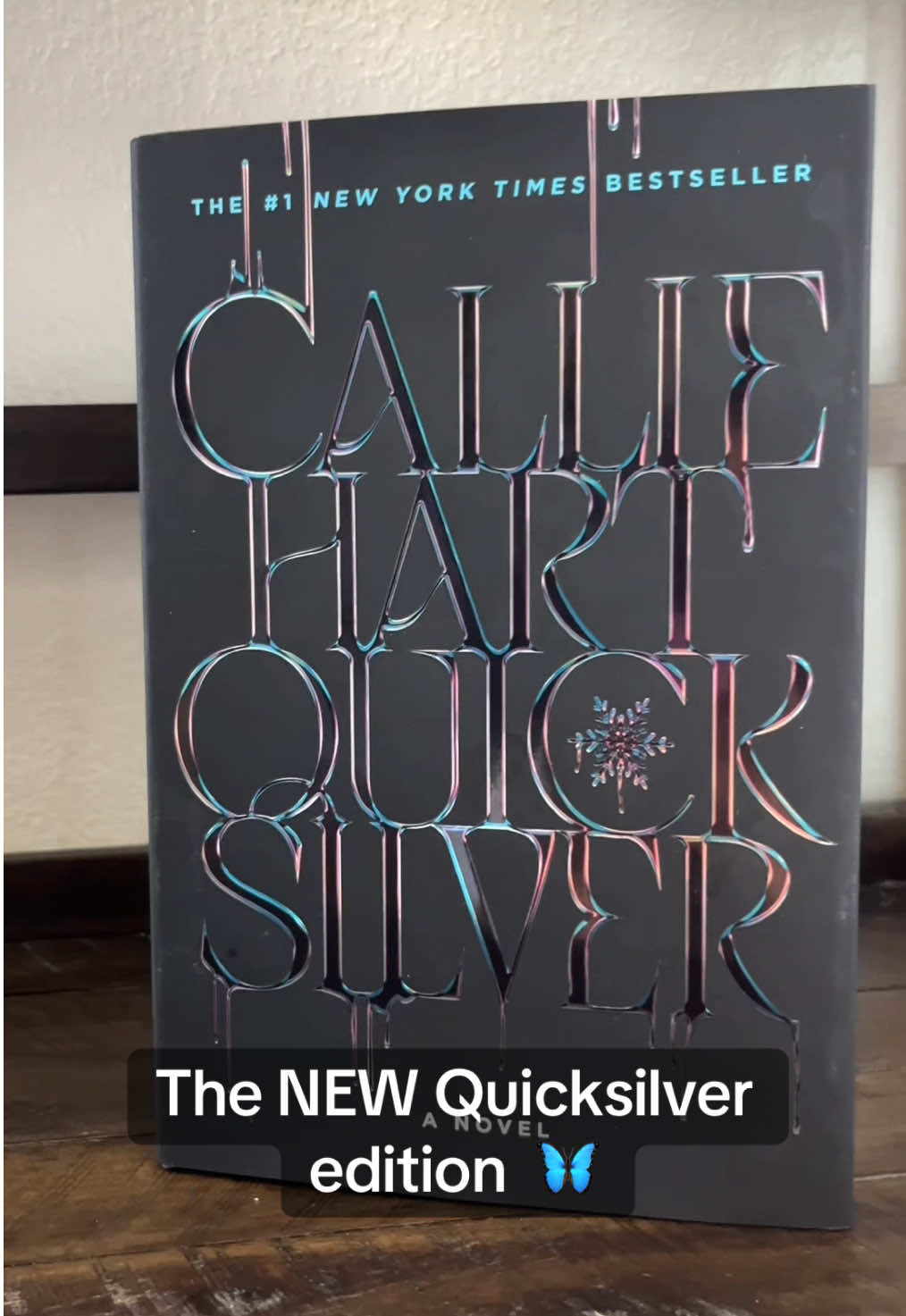 It’s hard to catch on camera but the silver sprayed edges are GORGEOUS! Am I the only one that LOVES this new cover? or do you prefer the old one? #quicksilver #kingfisher #calliehart #BookTok #books 
