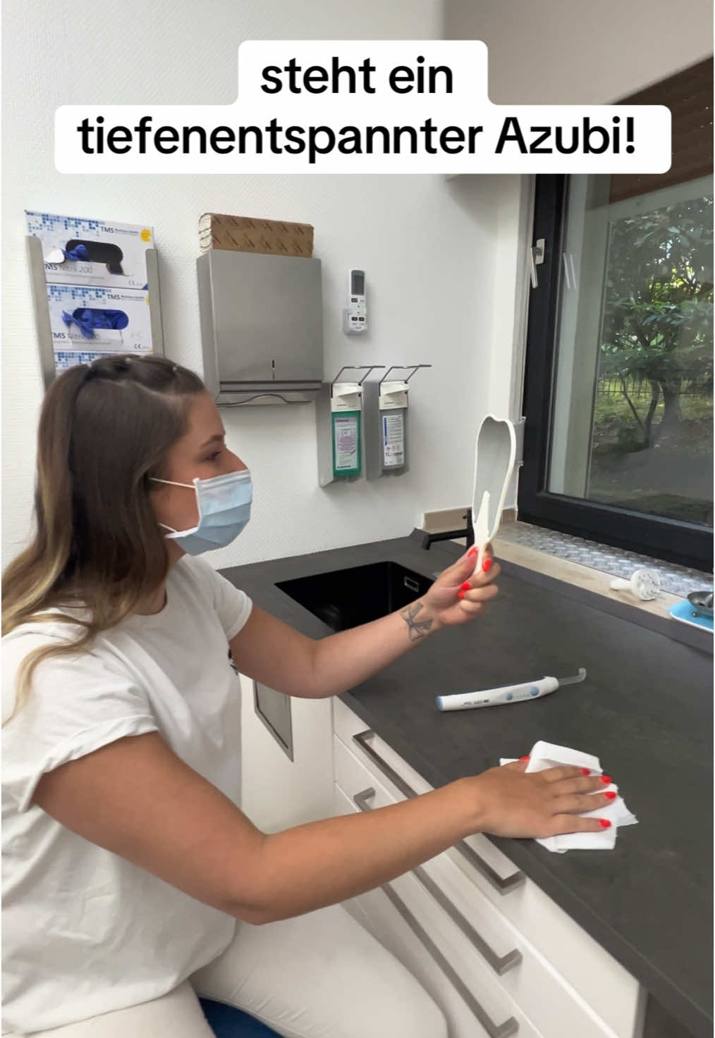 🦷Wenn die ZFA schon kurz vorm Nervenzusammenbruch ist… und der Azubi einfach nur chillt.😅🦷  #ZFA #AzubiLife #PraxisAlltag #ZFAalltag #DentalHumor #TeamZahnarzt #azubi #Praxisteam #Teamwork #chill 