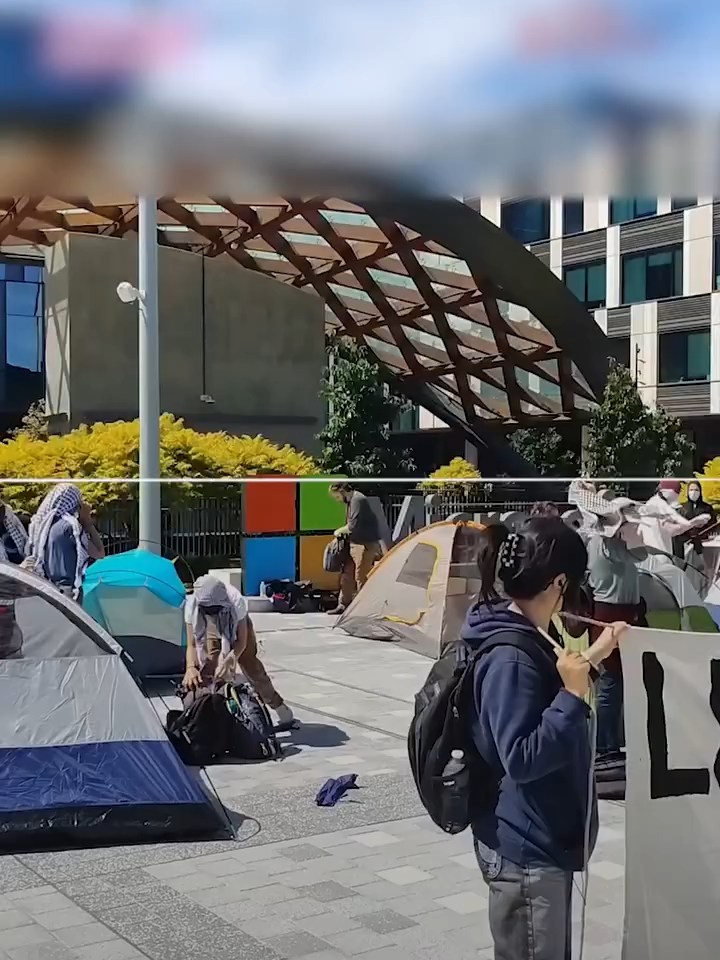 Mantan dan karyawan Microsoft saat ini berkumpul di sebuah plaza di markas besar raksasa teknologi di Washington, AS, menuntut agar perusahaan mengakhiri hubungannya dengan Israel.   Para pengunjuk rasa menyatakan bahwa East Campus Plaza adalah 