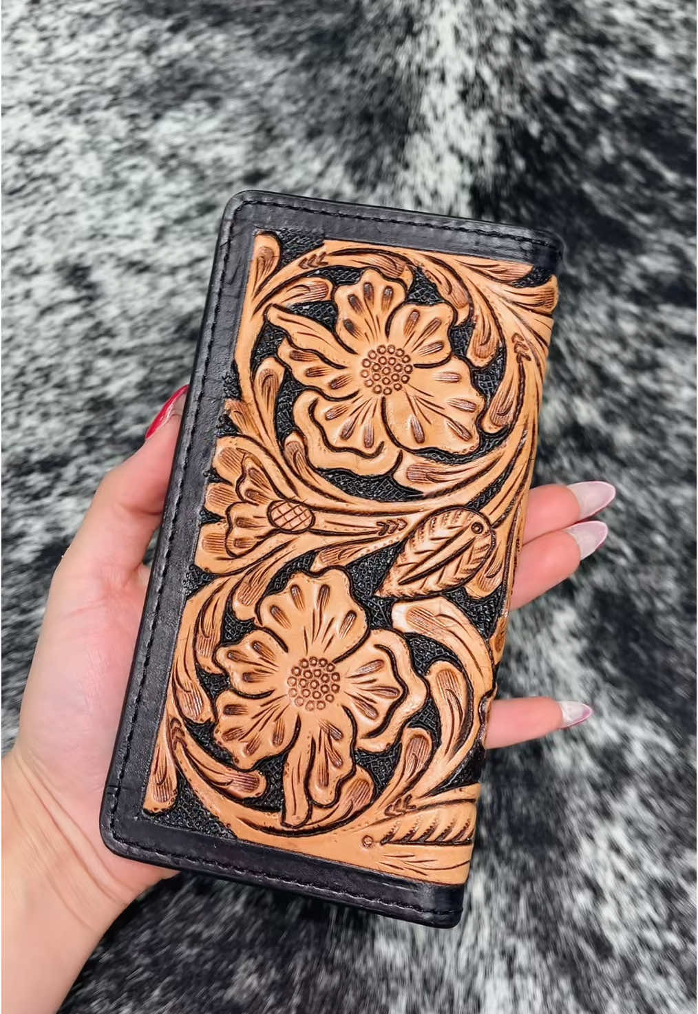 Discover our handcrafted tooled leather and cowhide men's wallets, combining style and durability. Western-linens.com #fyp #tooledleather #wallets #mens #wallet #menswallet #cowhide 
