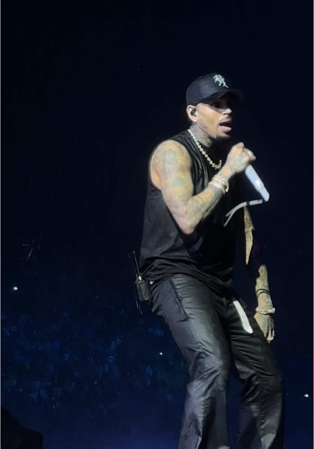 It depends in the rain hit different 🤎 #fyp #chrisbrown #breezybowl #itdependschallenge #toronto 