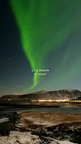 🤯🇮🇸El “después” suena seguro, pero a veces nunca llega.  ➡️Lo que dejamos para después suele convertirse en un “no”. Muchas veces es solo el miedo disfrazado de lógica, esperando un empujón para atrevernos. Y cuando lo hacemos, descubrimos que esa decisión puede transformarnos por completo. ✨  Por eso decidí abrir una nueva fecha para explorar Islandia juntos en el 2026. Una nueva oportunidad para quienes aún no se lanzan 🤗 Si deseas enterarte de cómo ser parte de esta aventura ÉPICA, escríbeme al DM o deja la palabra Islandia en los comentarios. ❄️🌍 #angelviajaygraba #islandia #viajeros #expedicion 