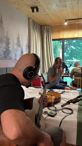 Au fost 3 zile de creație, de relaxare făcând ceea ce iubesc mai tare, de idei fără limite ❤️ Mulțumesc tuturor care au fost prezenți și care au făcut posibilă această experiență 🙏🏻  Prima zi a fost un adevărat maraton al inspirației: 10 ore în care, împreună cu Sorin Romanescu, am compus pe loc 10 piese, fiecare de câte 10 minute. Un nou proiect de suflet a prins viață, iar bucuria de a crea această muzică și aceste sunete pline de iubire este de nedescris. O onoare și o binecuvântare să pot împărtăși această călătorie artistică.