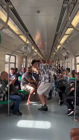 Dança. #pessoas #vergonha #dança #passinho #metro 