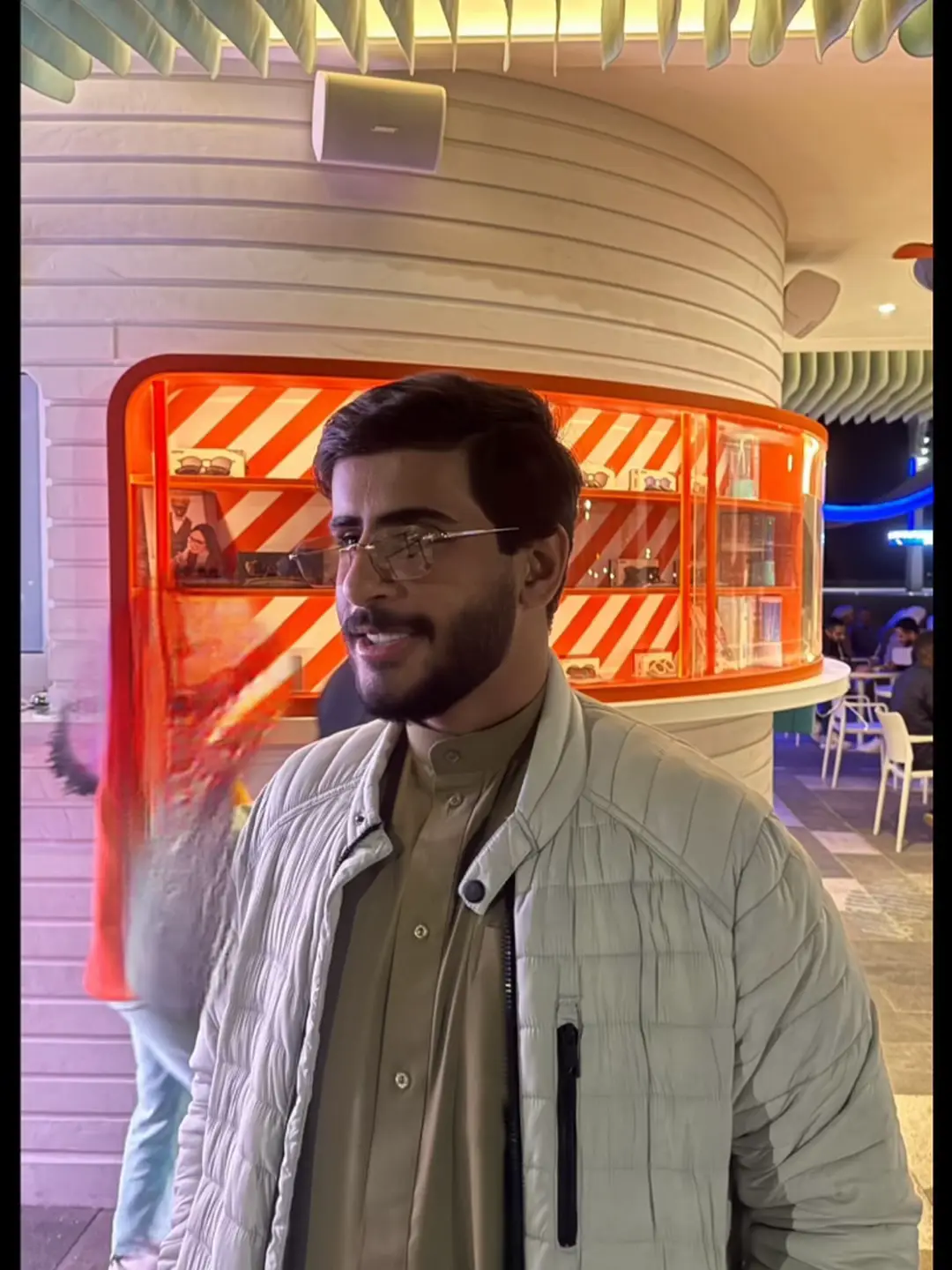 أنا خاطري قدله قريب الشهر حساس بعد هزت رياح المقادير .. هقواتي أهوجس وياخذني على بابك الهوجاس واحاكيك واسمعني .. ياسيد علاقاتي محطات عمري واجده مالها مقياس واشوف انك اعذب مرحله في محطاتي طموحاتي تناديك بين الرجا والياس امانتك أمانه لا تهمش .. طموحاتي