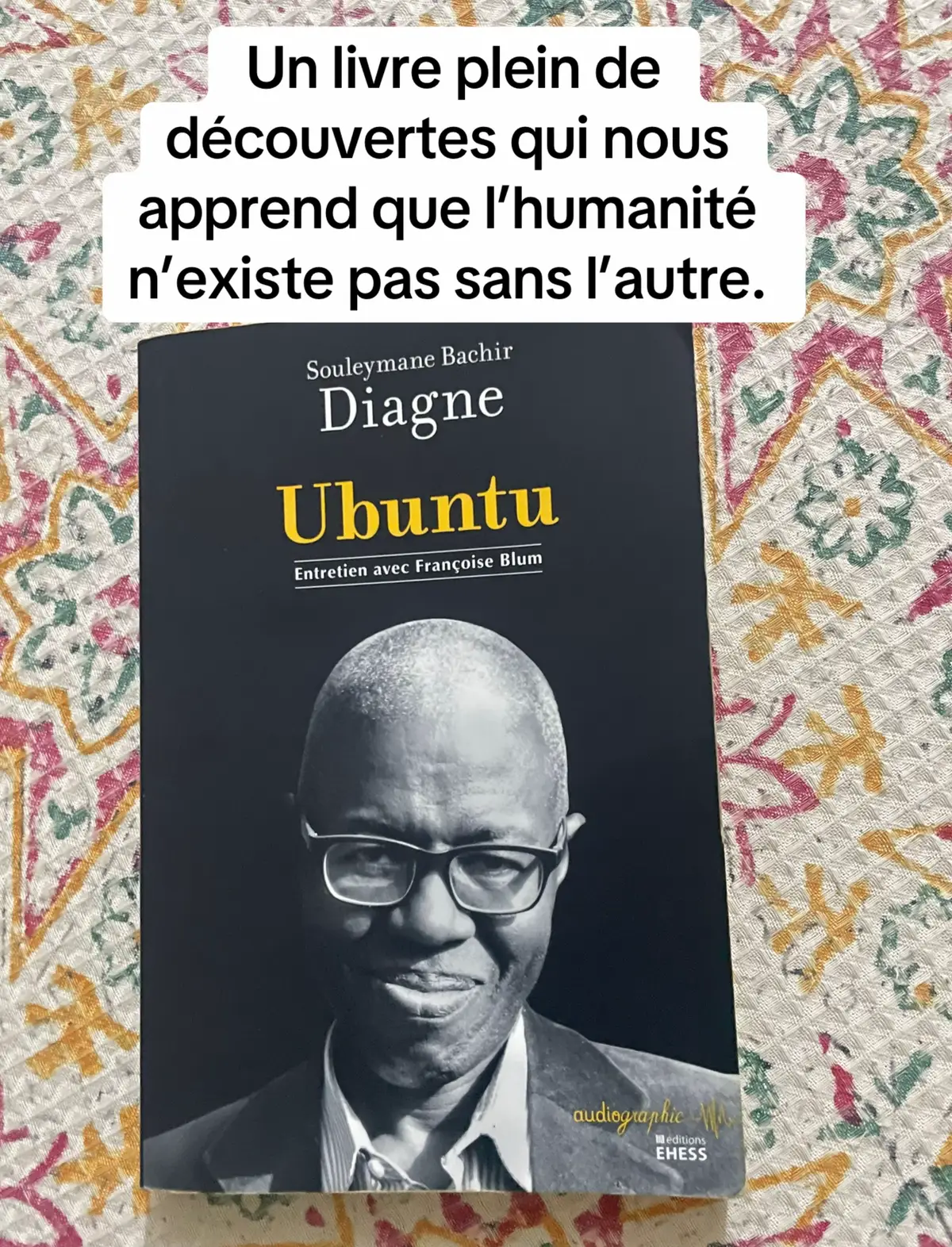 Ubuntu de Souleymane Bachir Diagne est issu d’un entretien avec François Blum. C’est une réflexion philosophique sur le concept bantou d’Ubuntu traduit par « Je suis parce que nous sommes ». L’auteur montre que cette maxime née en Afrique australe exprime une conception de l’humanité fondée sur l’interdépendance, la solidarité et le respect mutuel. Être humain n’est pas un état figé mais un devenir : chacun ne peut réaliser son humanité qu’avec et par les autres.  En ce sens, Ubuntu dépasse les frontières africaines pour devenir une éthique universelle, une réponse aux crises du vivre-ensemble dans le monde contemporain.  Ce texte propose de repenser l’humanisme à partir de l’Afrique, en affirmant que l’autre n’est pas une limite mais la condition même de notre humanité. #BookTok #souleymanebachirdiagne #fyppppppppppppppppppppppp #viraltiktok 