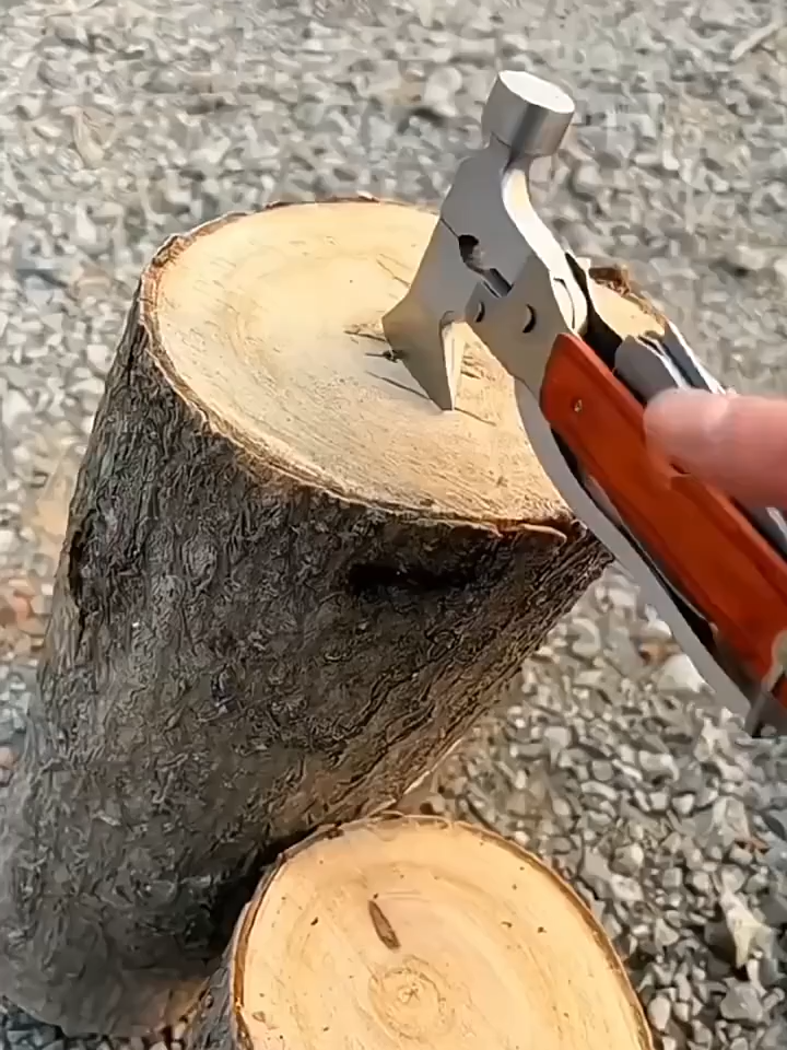 Descubra a praticidade do Alicate Multifuncional 12 em 1 – um só produto que é alicate, martelo, machado, faca, chave de fenda, serra e muito mais. ✔️ Ideal para camping, trilhas, pescaria e emergências. ✔️ Compacto e resistente: cabe na mochila e resolve qualquer situação. ✔️ Feito em liga metálica de alta durabilidade, pronto para uso intenso.