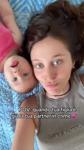 Almeno a testa in giù un po’ mi somiglia daiii 🥲  #mamapop #fyp 