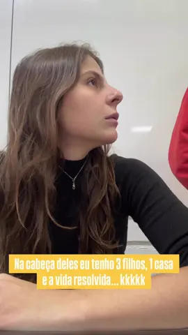Jovem com cara de quem já corrigiu mais de 1 milhão de provas de matemática. 😂 Vocês me matam de rir, mesmo acabando comigo! Obrigada por tudo meus queridos. ❤️🥰 #matematica #professor #aluno #descomplica #educacao 