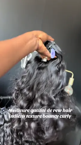 Tu cherches la texture Bouclée préférée des sengalaoses ? C’est par ici , mèches indiennes Raw hair 100% naturels, Vous pouvez les commander directement sur mon site internet lien en biographique. #indianhair #tissagelille #coiffeuselille #coiffeuseadomicile 