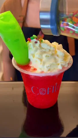 ✨🍒 El Jolly Rancher que estabas esperando 🍒✨ Sabor cereza, bañado con crema, un twist refrescante de sorbete de limón y ese crunch único de Nerd’s. 🤤 ¿La combinación perfecta? 👉 Un roll de canela suavecito al lado. 📍 Coffia, frente al Colegio Alemán. #coffia #jollyrancher #coffeetime #santacruzbolivia #cafeteria 