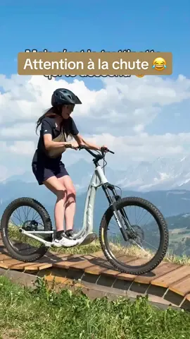 Quand tu gères pas la manœuvre et que tu roules au sol en pleine descente de trottinette 😂 #trottinette #combloux #megeve #activiteenfant #activité 