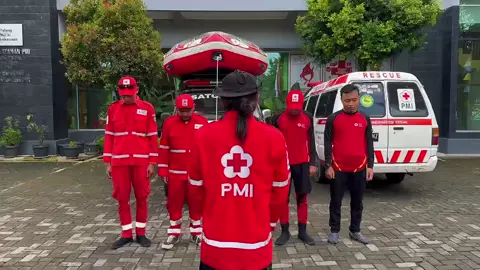 Kab. Tegal - Jateng l Rabu (20/08). Giat Operasi SAR Laka Air di Perairan Pantai Utara Larangan (Karang Jeruk) Kec. Kramat Petugas Posko PMI mendapatkan informasi terkait kejadian laka laut,sebuah kapal nelayan pencari Ikan jenis GT 3 dengan ABK 8 orang bernama KM Hasil Tani dengan Panjang 10m ,lebar 3m dan berwarna Hijau Pupus mengalami musibah terbalik di sebelah timur karang jeruk ,pantai utara wilayah larangan dan 1 orang hilang . Selanjutnya Petugas menuju ke Satpolairud Polres Tegal untuk melakukan koordinasi dengan Tim gabungan. Upaya yang dilakukan :  - Melakukan Assesment - Berkordinasi dengan Tim gabungan - Melakukan Penyisiran bersama Tim gabungan. 》Rabu,20 Agustus 2025 • Melakukan apel pagi dan melakukan koordinasi,untuk pagi ini penyisiran dibagi menjadi 4 Sru  • SRU 1. Melaksanakan penyisiran dengan menggunakan RIB Basarnas  dari Pantai larangan ke arah timur  • SRU 2. Melaksanakan Pencairan Visual dengan Penyisiran darat tepi Pantai larangan   • SRU 3. Melaksanakan penyisiran dengan menggunakan RIB Lanal Tegal pantai larangan   • SRU 4. Melaksanakan  Melakukan penyisiran dengan menggunakan LCR PMI seputaran bibir pantai larangan  • SRU 4.melaksanakan lagi penyisiran dengan menggunakan LCR PMI sampai pulau kodok  • pukul 17:00 semua SRU kembali ke polair  • pencarian sementara dihentikan dan lanjutkan besok pagi  • evaluasi untuk giat besok pagi  • hasil untuk hari ini masih nihil #PMIKabTegal #PMISelaluBantu #MenolongSepenuhHati #TerusTebarKebaikan 