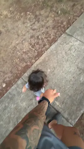 y derrepente mis paceos en la tarde se empezaron a escuchan asi ….. #RIVERA #niña 