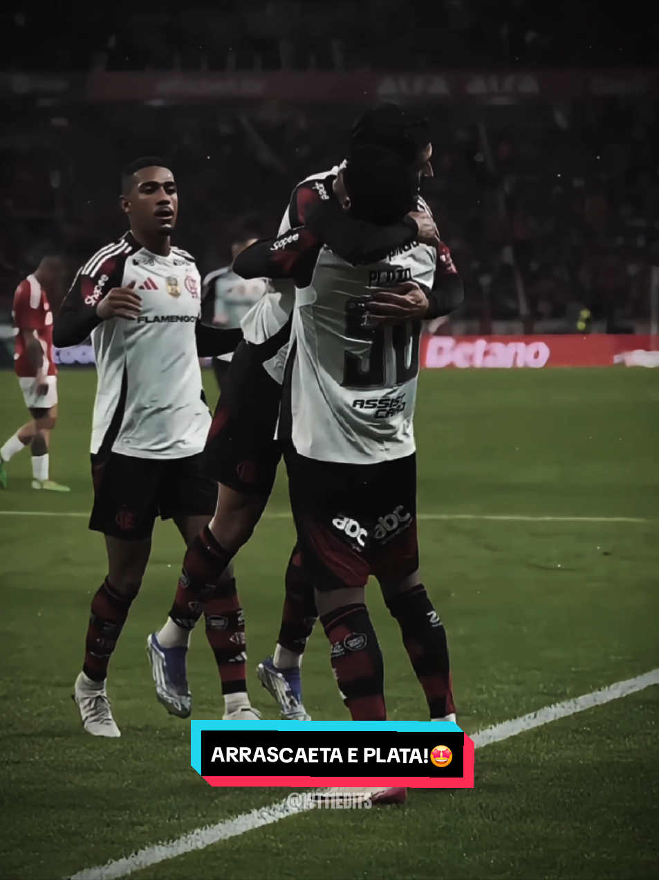 A amizade de Arrascaeta e Plata!🤩🇺🇾🇪🇨♥️🖤 #futebol #flamengo #amizadenofutebol #respect #wt11edits 