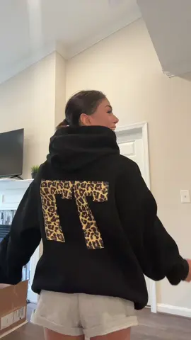 ALSO has pockets which is SO good 😫 But literally i’m obsessed 😍🐆 #edikted #lepordprint #hoodiethathoodies #oversizedhoodie #comfyoutfit #backtoachooloutfits 