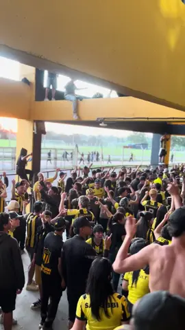 La que ganes o pierda sigue alentando. . . . . . . . . . . . . . . . . . . . . . . . . #Peñarol #carbonero #decano1891 #manya  #Uruguay 