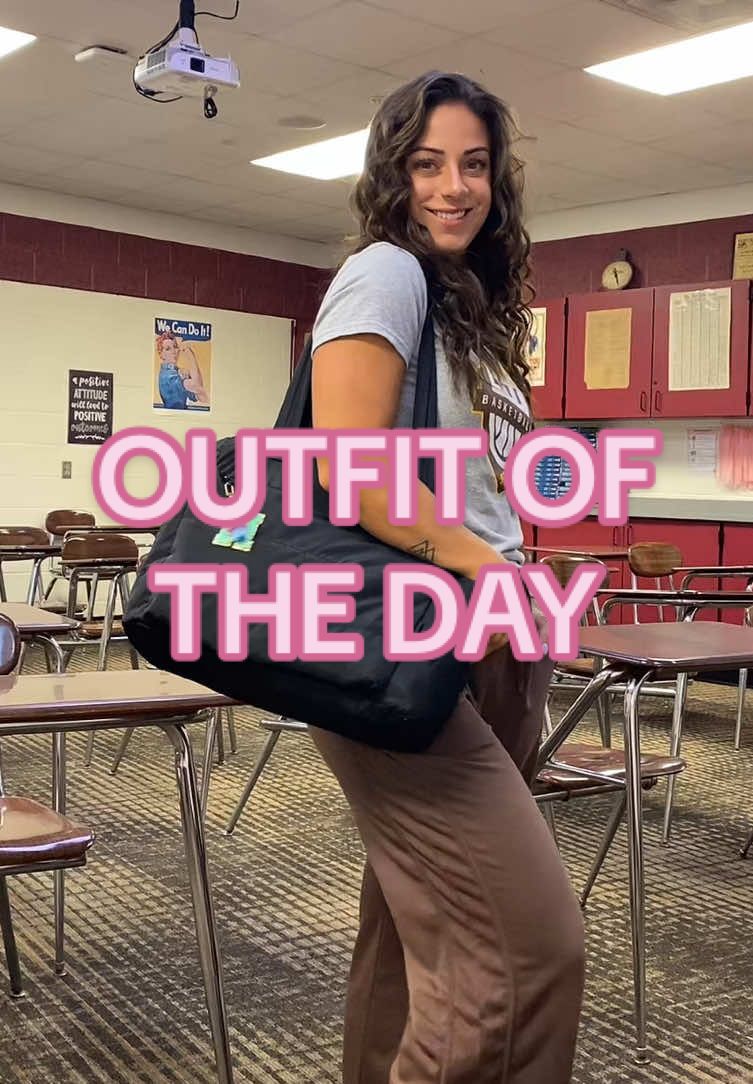 Cozy sweatpants perfect for working in my classroom and feeling like fall 🙌🏼 #sweatpants #sweats #tiktokshop #backtoschool #pants @Uaneo 