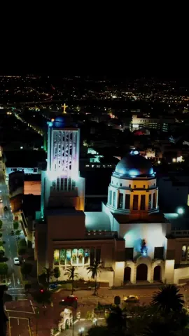 “Ambato brilla en el caos de la oscuridad 🌃✨Cada toma es un secreto, cada luz una historia, cada esquina un latido. ❤️La ciudad nunca duerme… solo cambia de piel.” #ambato #ambatoecuador #AmbatoNocturno #parati #fypシ゚ 