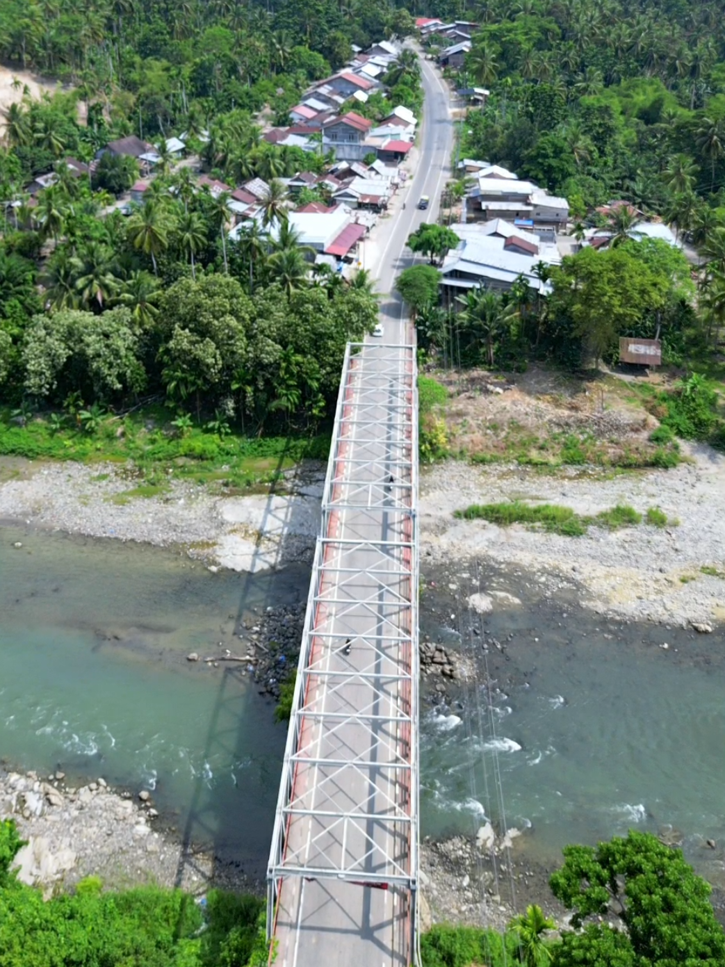 🌴Desa yang indah, bocil yang ramah. bagi masyarakat gayo yang sering melintasi jalan Bireuen Takengon. sering banget singgah di mesjid yang satu ini.  #aceh 