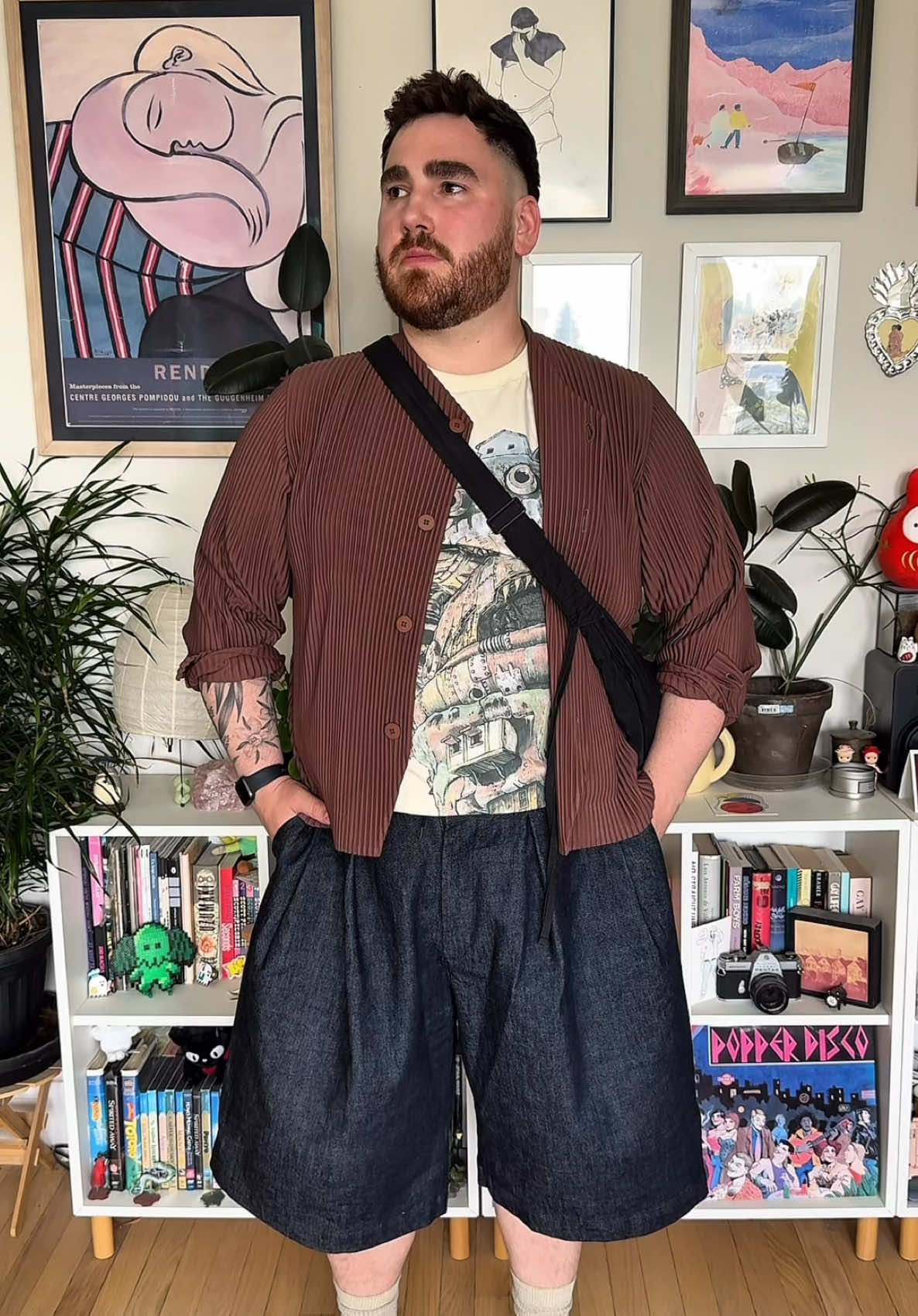 Get ready with me: building an outfit inspired by my Howl’s Moving Castle shirt from @UNIQLO USA 😁 I wanted to play with the colors and I thought these denim shorts from Sillage and my rust colored cardigan from Homme Plissé would be perfect with the shirt. I love the silhouette and proportions in this one! 