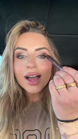 Yesss these are AMAZING I'm so sick of clean girl makeup bring on the smoke show😂 they even come with a sharpener, I'm using the smolder duo! @tarte cosmetics  #eyeshadowtutorial #eyeshadowstick #oilyskin #smokeyeye #makeupforbeginners 