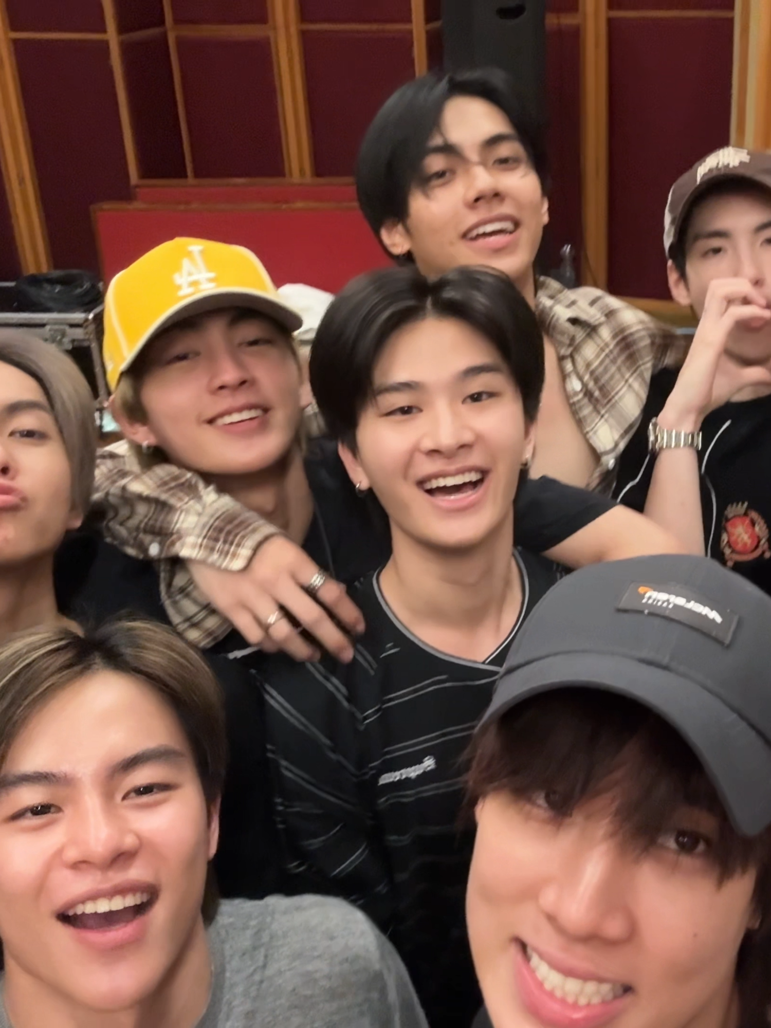 Happy Birthday to P’Yong @yongsongyos 🎂 ขอให้พี่ย้งสุขภาพแข็งแรง มีความสุขมาก ๆ เลยนะค้าบบ 🫶🏻 From#BUSbecauseofyouishine ✨