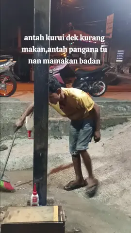 lihat lah nona pria yang kamu sepelehkan itu,dia mati matian bekerja demi sesuap nasi🥹🥹 #fyp #viral #minanggalau #fypage #berjuang @tongkayteam @storykita.___ @alex @dioputrasiloengkang @Aggooooyyyyy @kutipan.awak @Hendri 19 