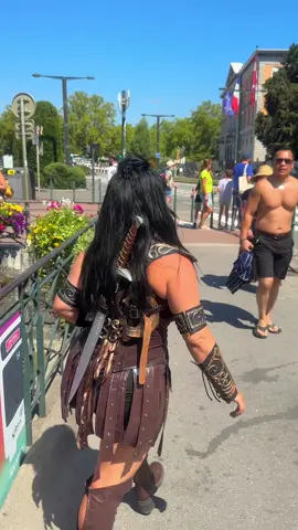 Les gens voulaient juste faire leurs courses… ils sont tombés sur une légende vivante 😂🛡️  #X#XenaX#XenaWarriorPrincessC#CosplayC#CosplayFranceC#CosplayLife#Badass 