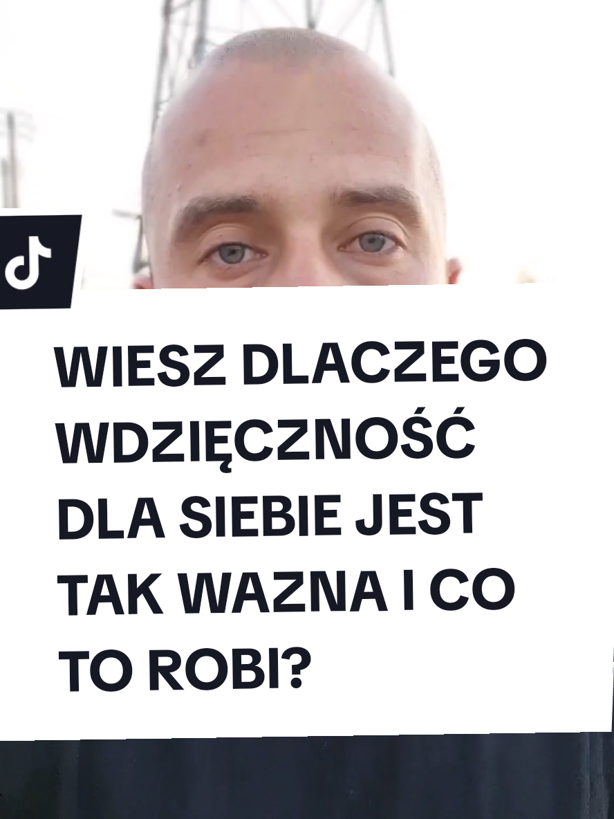 Wiesz, dlaczego wdzięczność dla samego, dla samej siebie jest tak ważna? Bo jeśli jesteś wdzięczna, wdzięczny choćby za to, że pomyłaś gary, zrobiłeś pranie, posprzątałaś… cokolwiek – to wtedy doceniasz siebie. A kiedy doceniasz siebie – Twoja wartość rośnie. I automatycznie tworzy się w Tobie pole, które można nazwać jednym słowem: „zasługuję”. A kiedy zasługujesz – otrzymujesz. Twoje wewnętrzne poczucie daje Wszechświatu sygnał: „Jestem gotowa, gotowy na więcej.” Bo skoro jesteś wdzięczna, wdzięczny sobie za drobiazgi – możesz robić i otrzymywać jeszcze bardziej niesamowite rzeczy. Ci, którzy tego nie rozumieją, śmieją się: „Haha, będę sobie dziękował i to zmieni moje życie?” Tak. Właśnie dlatego zmieni Twoje życie. Bo w tym jednym prostym akcie kryje się moc. #sukces #biznes #rozwój #motywacja #wsparcie 