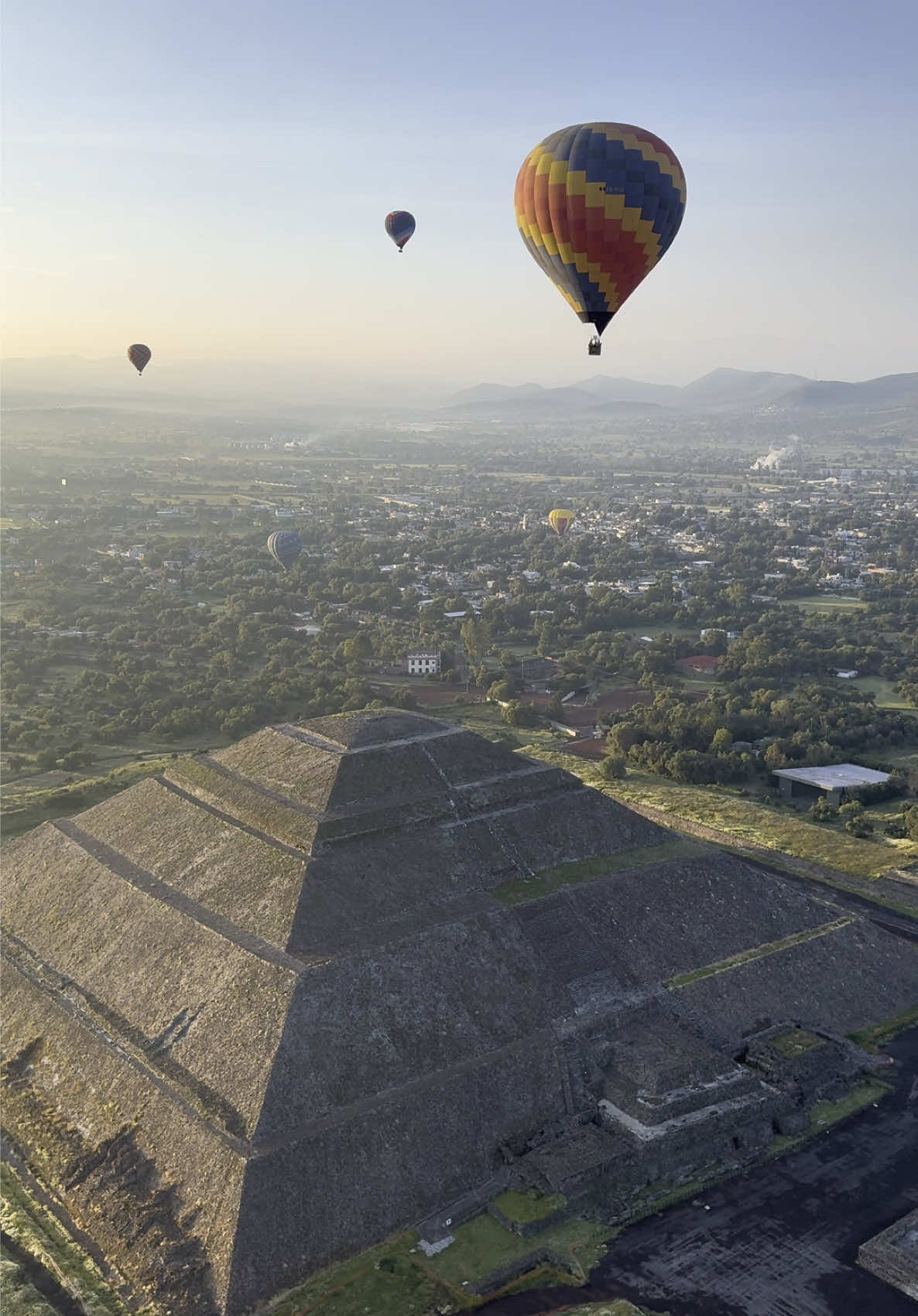 El sol despertando entre pirámides y nubes…  #piramidesdeteotihuacan #piramidedelsol #teotihuacan #CDMX #globosaerostaticos 
