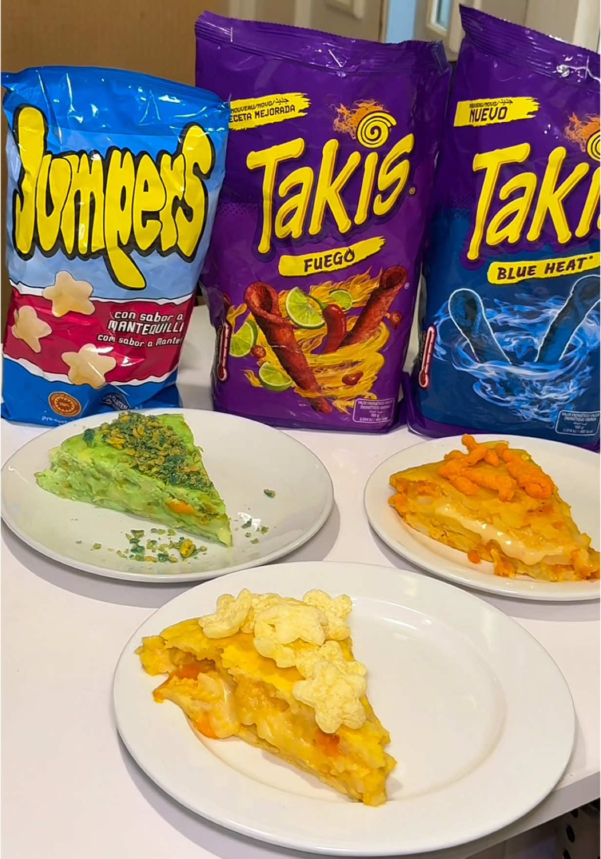 ¡TORTILLA DE PATATA CON TAKIS, CON JUMPERS O CON RISKETOS! estas son las locuras que se marca este bar de Logroño  🔐Guarda este vídeo porque estoy hablando del @bar_la_esquina_de_san_juan situado en una de las mejores calles para tapear en 📍Logroño  Este sitio es famoso porque ha hecho más de 20 tipos de tortillas, tienes desde las clásicas como con cebolla, con queso Brie, boletus, alegría riojana, hasta creaciones tan locas como estas🧑🏼‍🍳👩🏽‍🍳 Yo fui a probarlas y os doy mi valoración: la de TAKIS azules y la de Risketos fueron las que más me gustaron 👌 un punto saladito muy bien equilibrado, con sabor a TAKIS pero sin pasarse (yo le metería más) 🤤 La de Jumpers me sorprendió mucho por su textura, aunque para mi gusto le hubiera puesto un pelín más de sal… pero oye, al final todos somos humanos y lo bonito de la cocina casera es eso: que cada día puede salir diferente 👉 Y tú, ¿te atreverías a probar estas tortillas locas?  #tortillas #logroño #comerenlogroño 