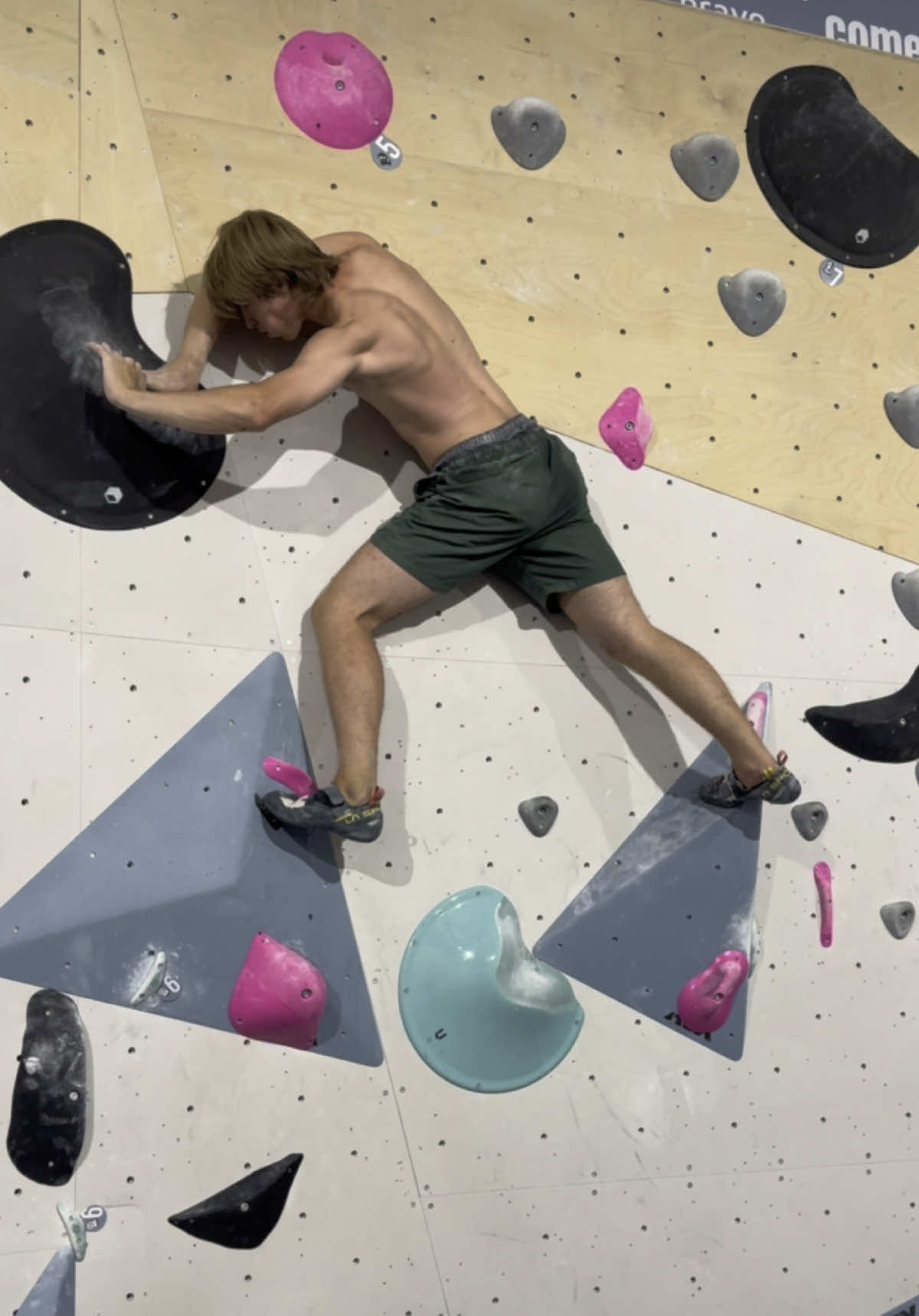 Skok w bok dzięki Ryszard za magnezje 🤞 #bouldering #climbing #climber #dyno #climbingtiktok #boulderinggym #climbingtiktok #gym #climbinglife #boulder 