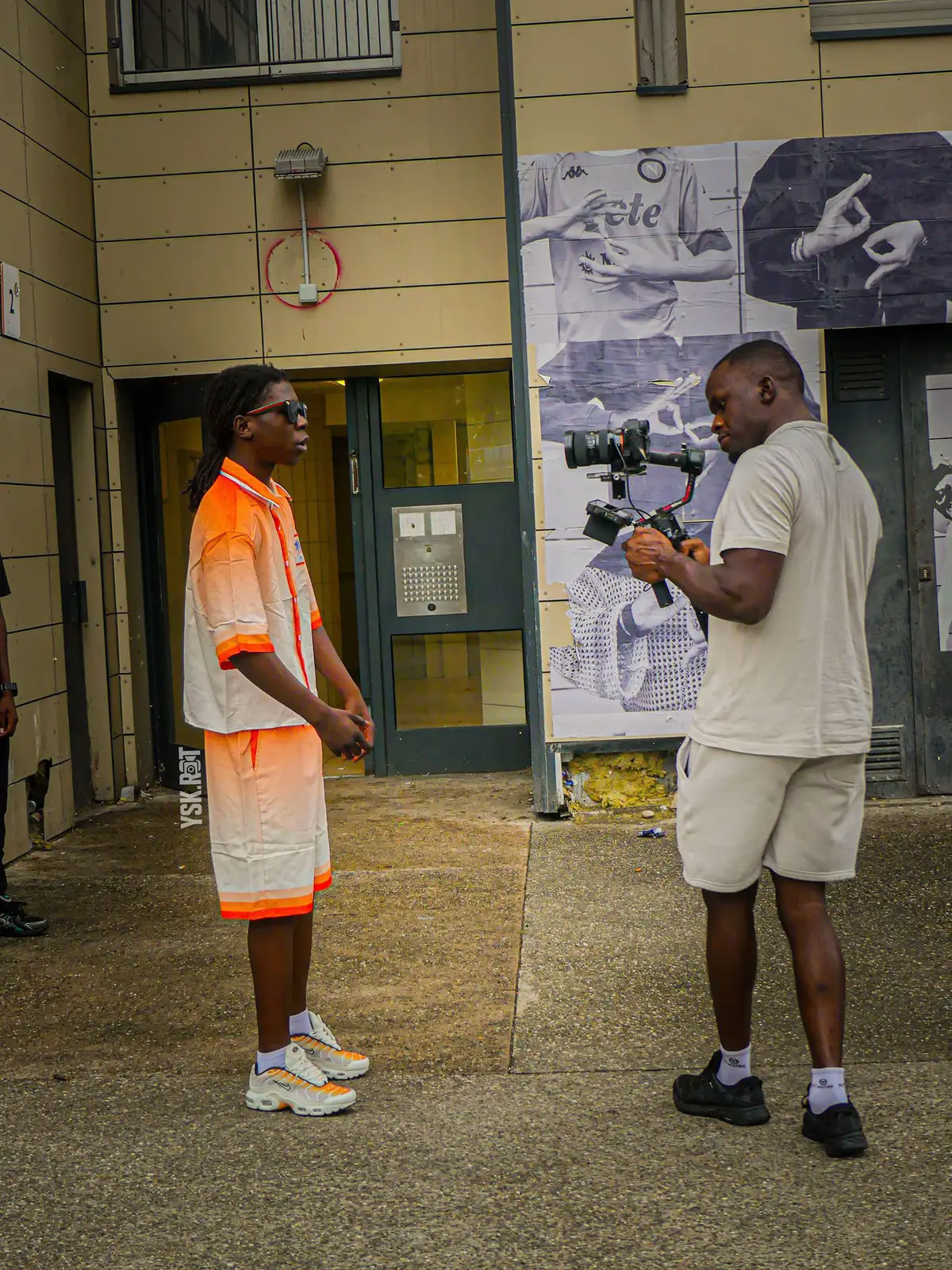 🎬