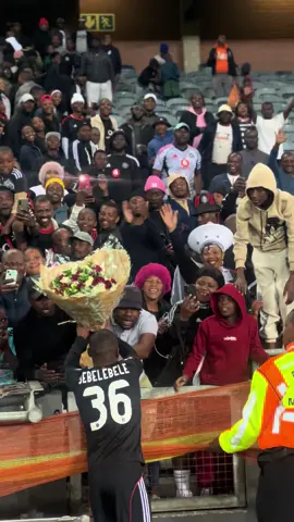 He got the flowers 💐☠️ ⚫️⚪️🔴⭐️ #orlandopirates #foryou #fyp #SAMA28 #viral 