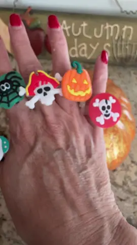 🎃💡Light up Halloween night with these spooky-cute LED Halloween rings! Perfect for trick-or-treaters, party favors, or classroom goodies — and you get 50 in a pack! 🕸️👻 No candy? No problem — glow is the new treat! 💀🧡 #Halloween2025 #LEDHalloweenRings #TrickOrTreatAlternatives #GlowPartyFavors #HalloweenPartyIdeas 