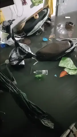 mưa to quá ngập xe luôn rồi sao đi làm đây 