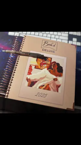 Hey 👋🏾 JMama here ✨ The Book’d Deluxe 2025 Planner is worth EVERY penny! 📝 Want me to show you how I plan my day + its features? 👀😉🥰 Thank you @The Book'd Store because thisssss isss everythinggggg 💝✍🏾 also using my @Sharpie Metal Barrel SGel Pen 🖊️ in Rose Gold 😍 #PlannerAddict #WorthEveryPenny #Budget #Sharpie