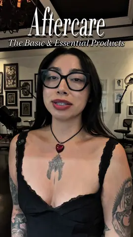 • Every artist has their own process, but this routine keeps things simple and effective for me! What about you?Whats your go-to tattoo aftercare product? • 