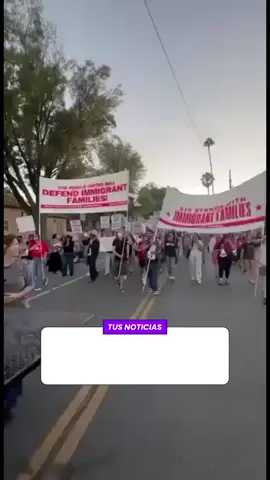 🚨En el marco del “818 Day”, día que celebra a los negocios locales y rinde homenaje al icónico código de área 818 en el Valle de San Fernando, manifestantes marcharon con el lema “Defender a las familias inmigrantes” para rechazar acciones recientes de ICE en Los Ángeles. ✅Crédito: Party for Socialism and Liberation via Storyful  #VanNuys #818Day #LosAngeles #ICE #Inmigración #Noticias #DefiendeALasFamilias